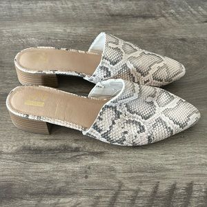 NWOT R2 Carol snakeskin print slip on shoes size 6.5
